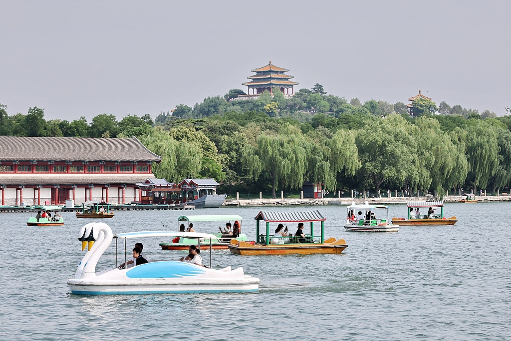 北京：市民在北海公园乘船避暑纳凉