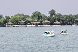 北京：市民在北海公园乘船避暑纳凉