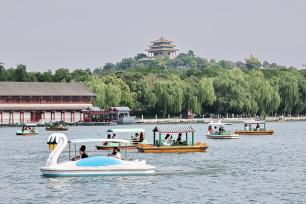 北京：市民在北海公园乘船避暑纳凉