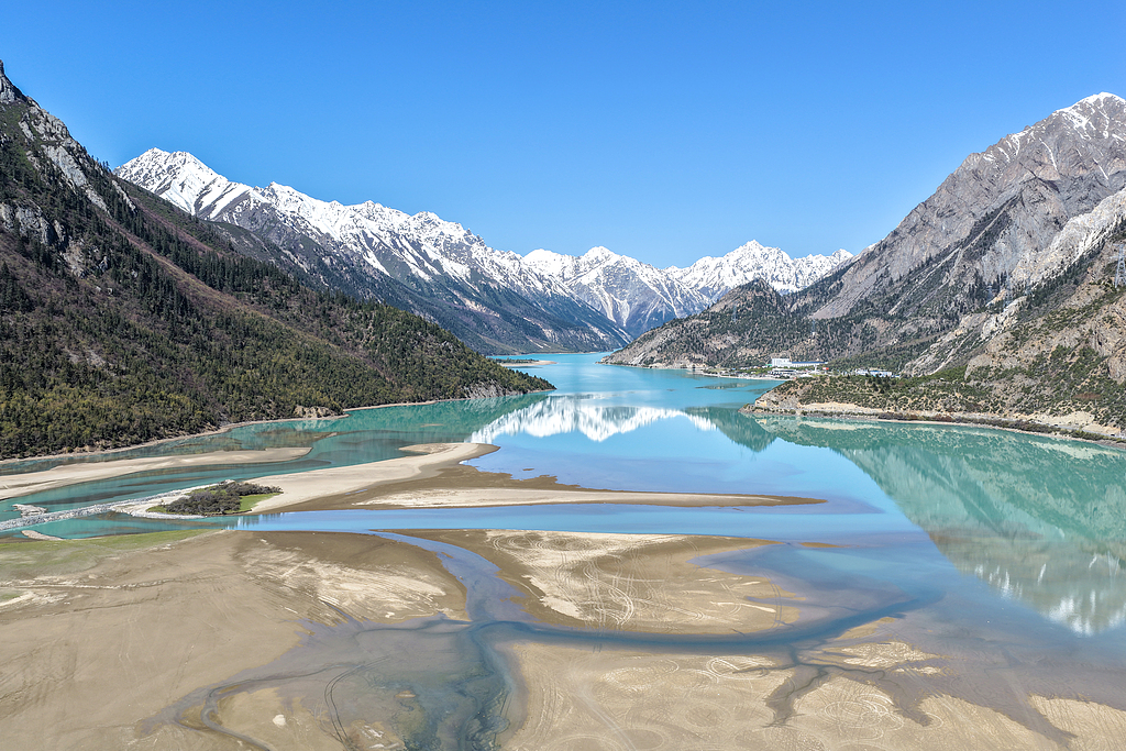 西藏昌都：然乌湖碧水蓝天映雪山