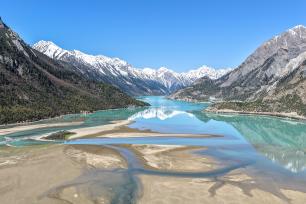 西藏昌都：然乌湖碧水蓝天映雪山