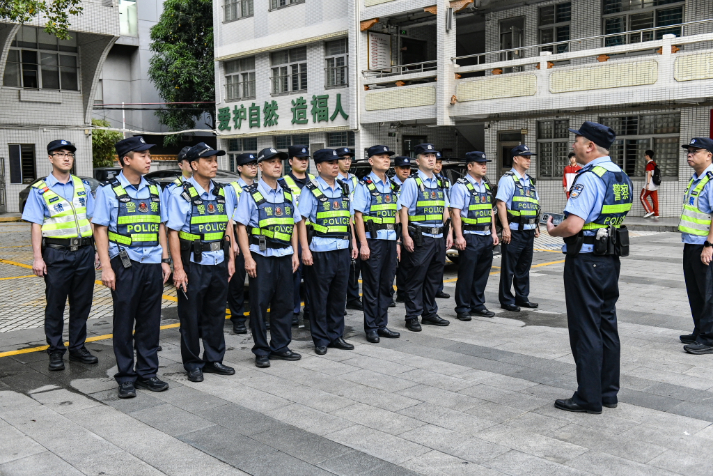 广东东莞：公安送考为高考学子保驾护航
