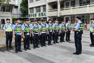 广东东莞：公安送考为高考学子保驾护航