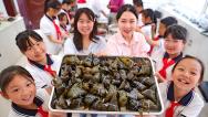 河北秦皇岛：社区居民与学生包粽子迎端午
