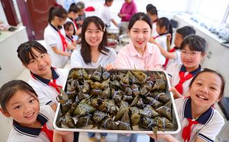 河北秦皇岛：社区居民与学生包粽子迎端午
