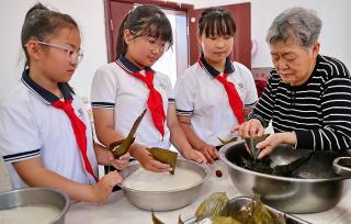河北秦皇岛：社区居民与学生包粽子迎端午