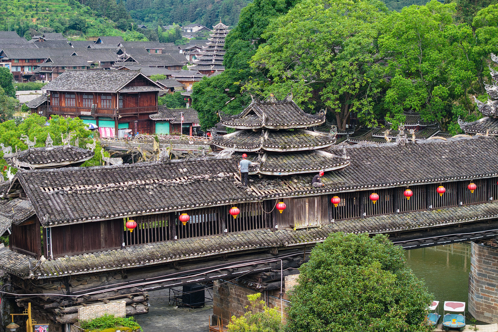 湖南怀化：工人修缮古廊桥守护传统村落