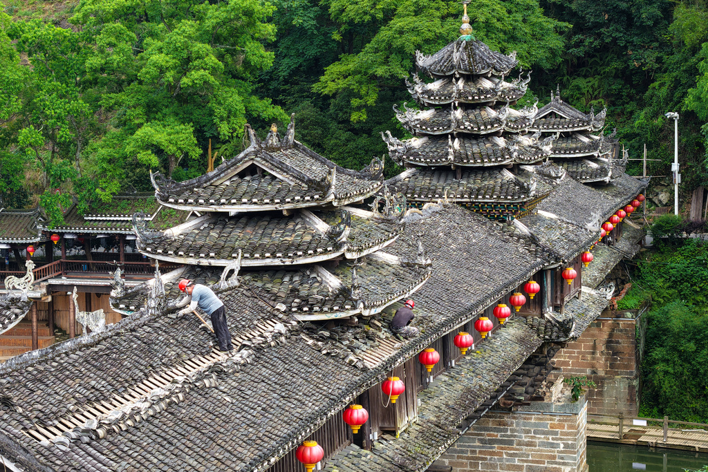 湖南怀化：工人修缮古廊桥守护传统村落