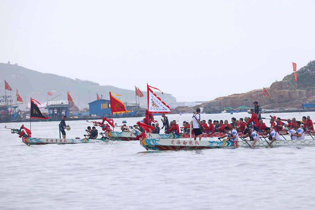 福建福州：海上龙舟赛热火朝天