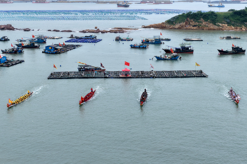 福建福州：海上龙舟赛热火朝天