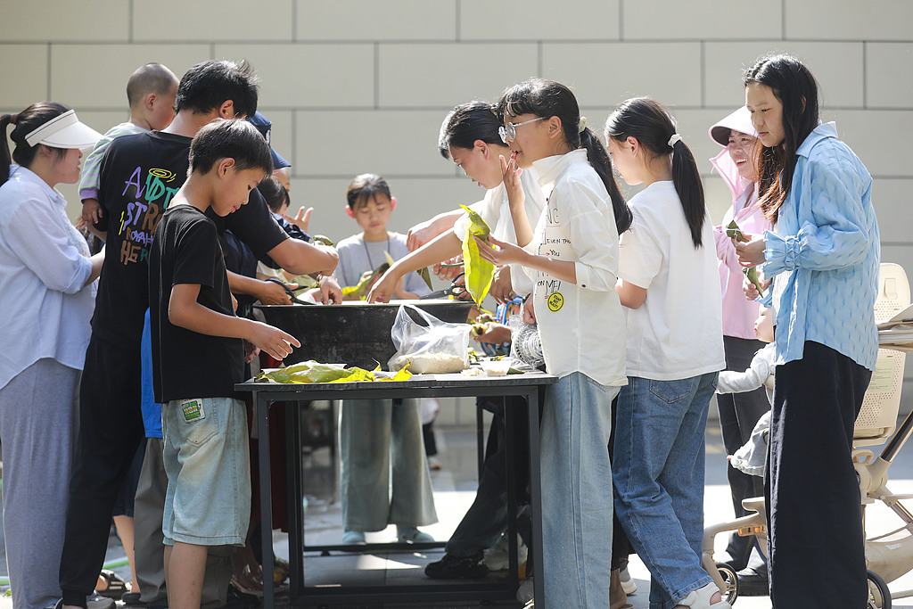贵州黔西：社区居民包粽子迎端午