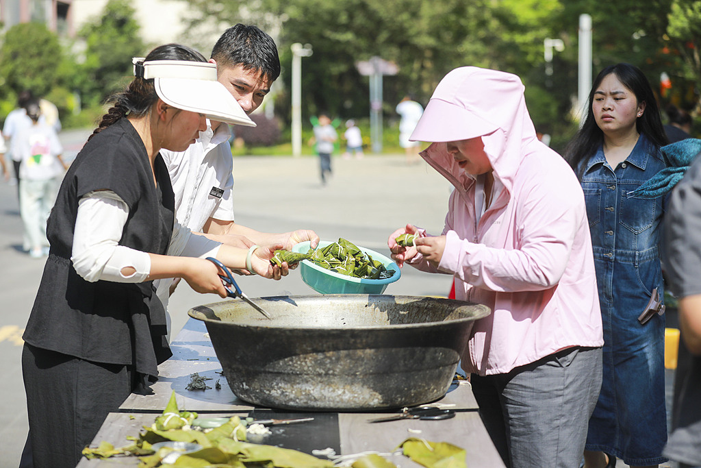 贵州黔西：社区居民包粽子迎端午
