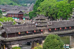 湖南怀化：工人修缮古廊桥守护传统村落