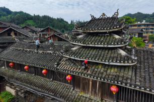 湖南怀化：工人修缮古廊桥守护传统村落