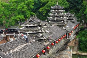 湖南怀化：工人修缮古廊桥守护传统村落