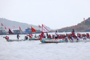 福建福州：海上龙舟赛热火朝天