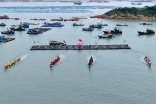 福建福州：海上龙舟赛热火朝天