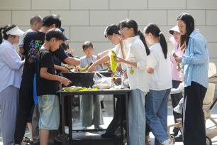 贵州黔西：社区居民包粽子迎端午