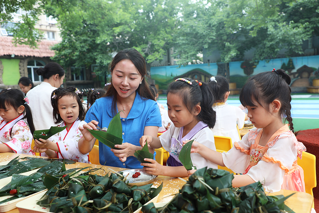 河北唐山：幼儿园师生包粽子迎端午