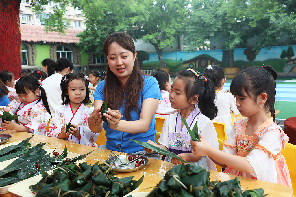 河北唐山：幼儿园师生包粽子迎端午