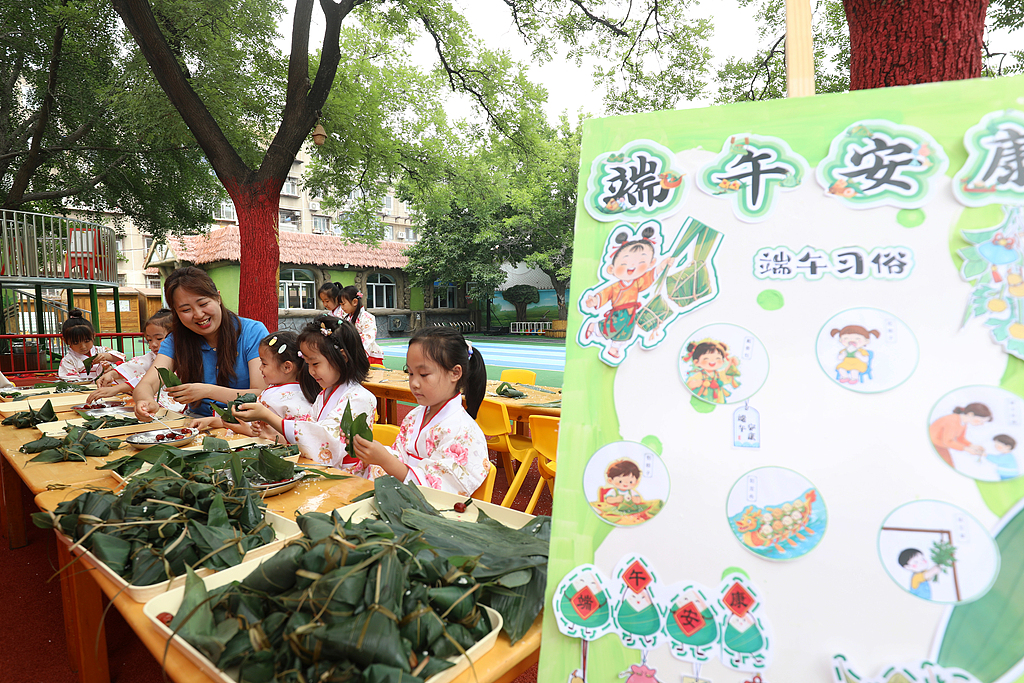 河北唐山：幼儿园师生包粽子迎端午