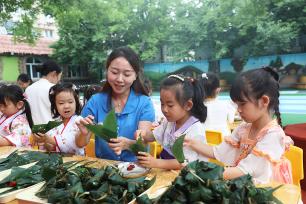 河北唐山：幼儿园师生包粽子迎端午