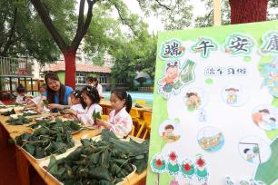 河北唐山：幼儿园师生包粽子迎端午