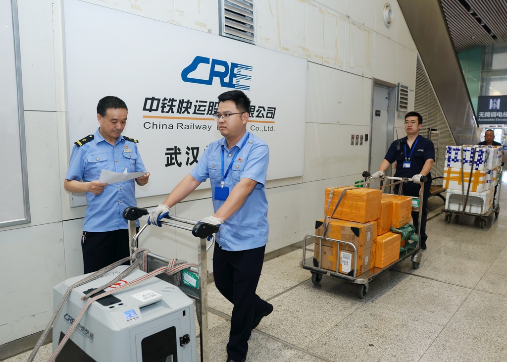 湖北武汉：高铁快递分拣繁忙
