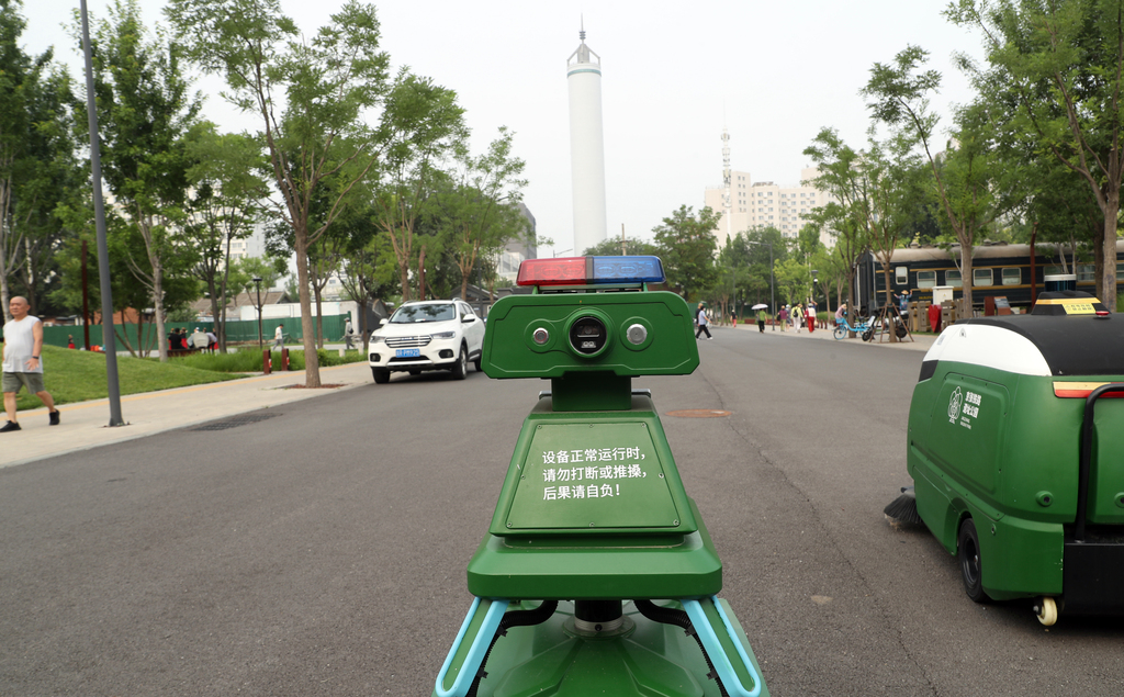 北京：公园智能巡逻机器人上岗