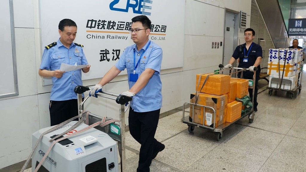 湖北武汉：高铁快递分拣繁忙