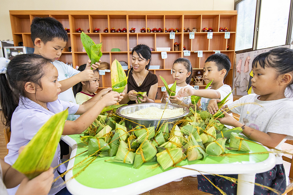 贵州从江：幼儿园孩子们包粽子迎端午