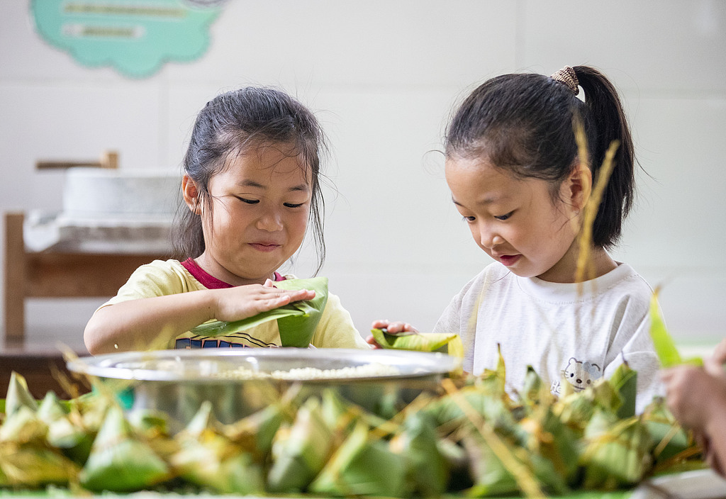 贵州从江：幼儿园孩子们包粽子迎端午
