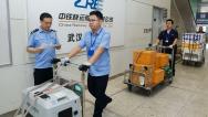 湖北武汉：高铁快递分拣繁忙