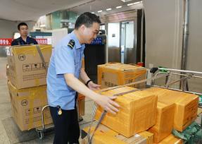湖北武汉：高铁快递分拣繁忙