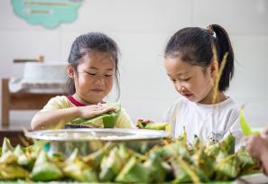 贵州从江：幼儿园孩子们包粽子迎端午