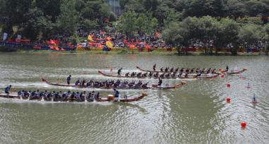 江西宜春：秀江上演龙舟竞渡