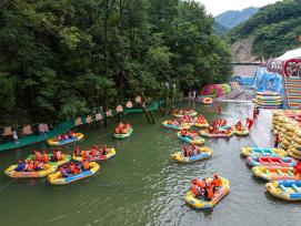 湖北保康：游客端午假期乐享清凉
