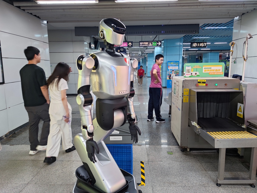 深圳地铁具身智能安检机器人上岗