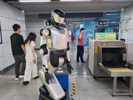 深圳地铁具身智能安检机器人上岗