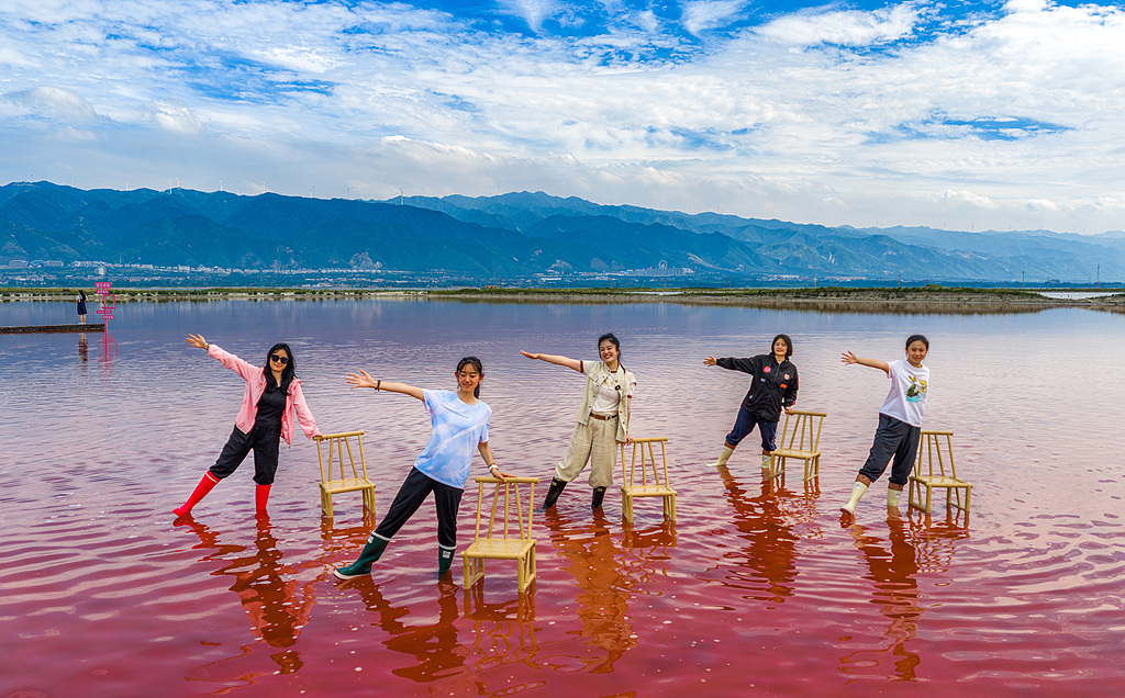 山西运城：七彩盐湖绯红湖面风光如画
