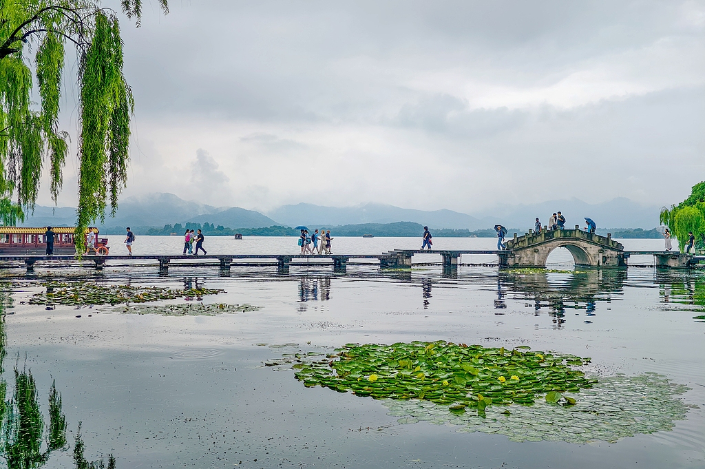 浙江杭州：烟雨西湖入画来