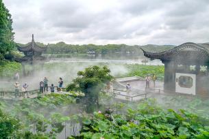 浙江杭州：烟雨西湖入画来