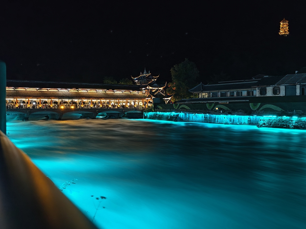 四川都江堰：南桥再现“蓝眼泪”夜景