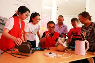 浙江台州：党员志愿者服务进社区