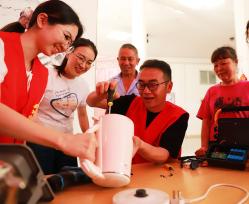 浙江台州：党员志愿者服务进社区