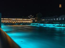 四川都江堰：南桥再现“蓝眼泪”夜景