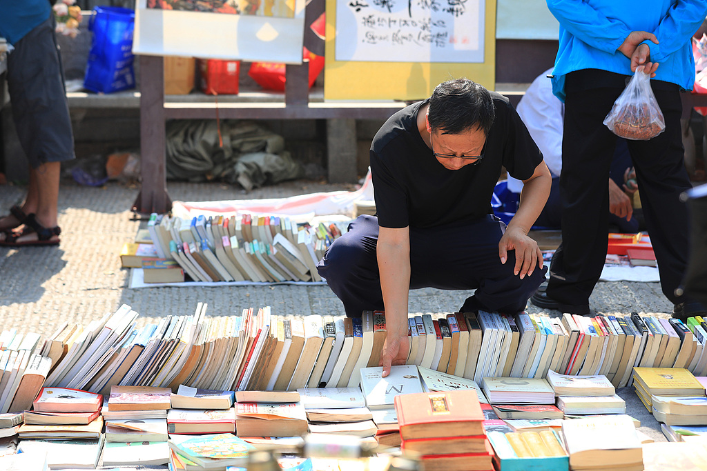 江苏淮安：旧书市场人气旺