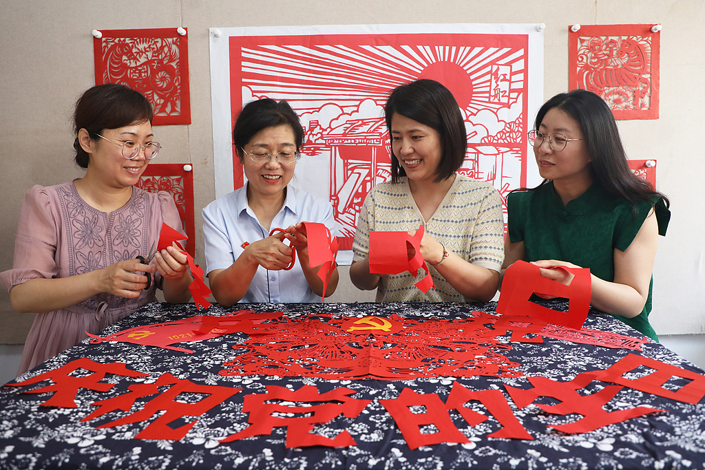 河北唐山：居民巧手剪纸迎“七一”
