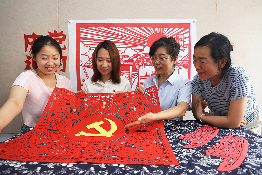 河北唐山：居民巧手剪纸迎“七一”