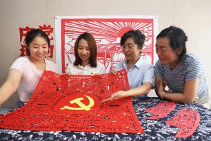 河北唐山：居民巧手剪纸迎“七一”